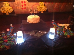 Final product, plus the super cute custom King & Queen Card cake toppers!